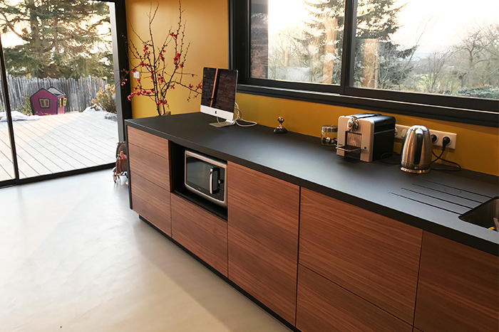 cuisine connectee noire et bois fonce